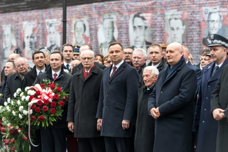 Prezydent RP Andrzej Duda (4P), były więzień Zenon Wechman (3P) i burmistrz Rawicza Grzegorz Kubik (5P) uczestniczą w uroczystościach upamiętniających Żołnierzy Wyklętych w Rawiczu. Fot. PAP/M. Kulczyński 