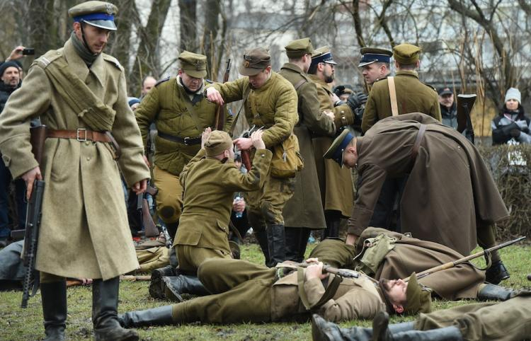 Pokaz grup rekonstrukcyjnych w Parku Skaryszewskim, towarzyszący Biegowi Tropem Wilczym. Fot. PAP/R. Pietruszka