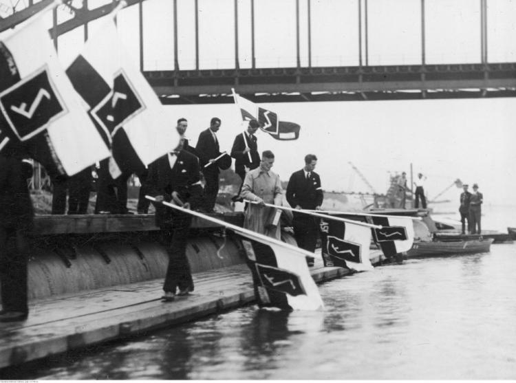 Flagi ze znakiem Rodła używanym przez Związek Polaków w Niemczech - II Światowy Zjazd Polaków z Zagranicy w Warszawie. 1934 r. Fot. NAC
