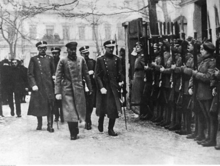 Naczelnik Państwa Józef Piłsudski w drodze na otwarcie pierwszego posiedzenia Sejmu Ustawodawczego mija oddział wojskowy. 10.02.1919. Fot. NAC