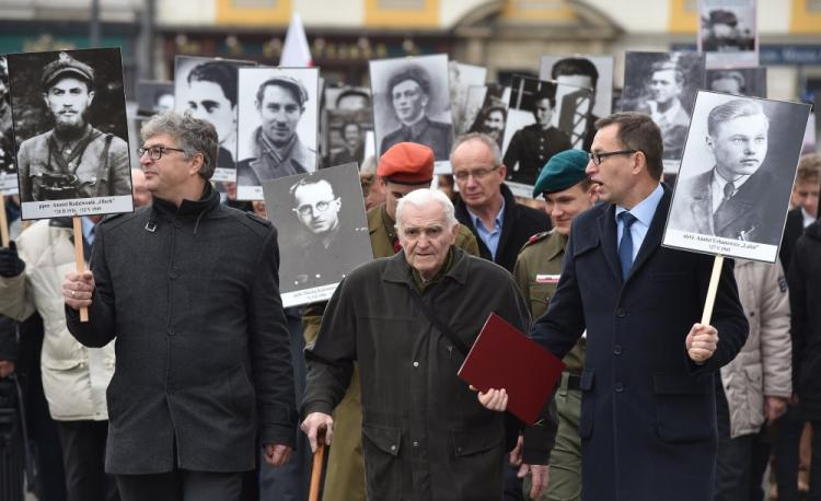 Wacław Szacoń „Czarny” (C) na czele marszu w ramach III Krakowskich Zaduszek za Żołnierzy Wyklętych-Niezłomnych. Kraków, 20.11.2016. Fot. PAP/J. Bednarczyk 