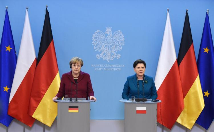 Premier RP Beata Szydło (P) i kanclerz Niemiec Angela Merkel podczas wspólnej konferencji prasowej po spotkaniu w KPRM w Warszawie. Fot. PAP/R. Pietruszka 