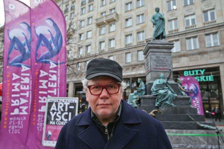 Dyrektor festiwalu Materia Prima Adolf Weltschek podczas happeningu "Artyści na cokoły" w Warszawie. 12.2016. Fot. Fot. PAP/R. Guz 