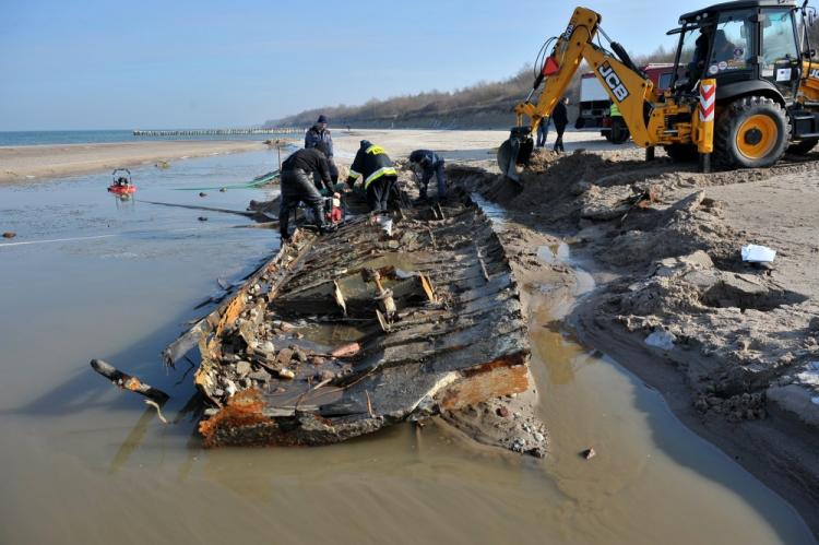 Operacja wydobycia elementów wraku odsłoniętego przez morze na plaży w Podczelu koło Kołobrzegu. Fot. PAP/M. Bielecki 