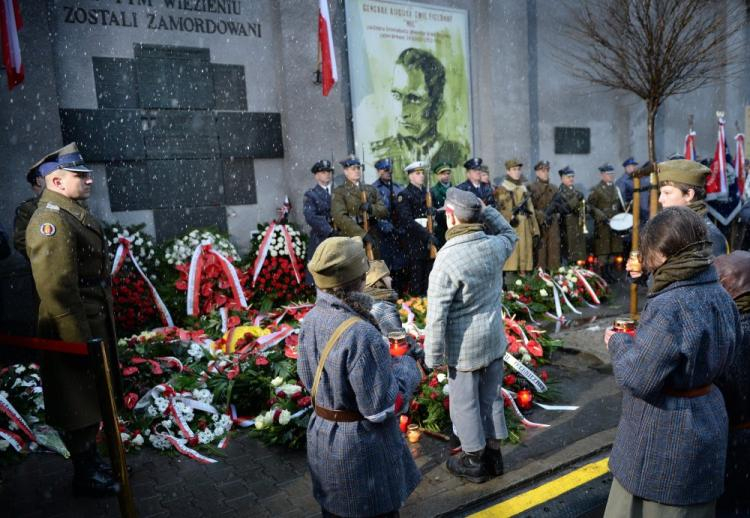 Obchody Narodowego Dnia Pamięci Żołnierzy Wyklętych przed b. aresztem MBP przy ul. Rakowieckiej na warszawskim Mokotowie. 2016 r. Fot. PAP/J. Turczyk