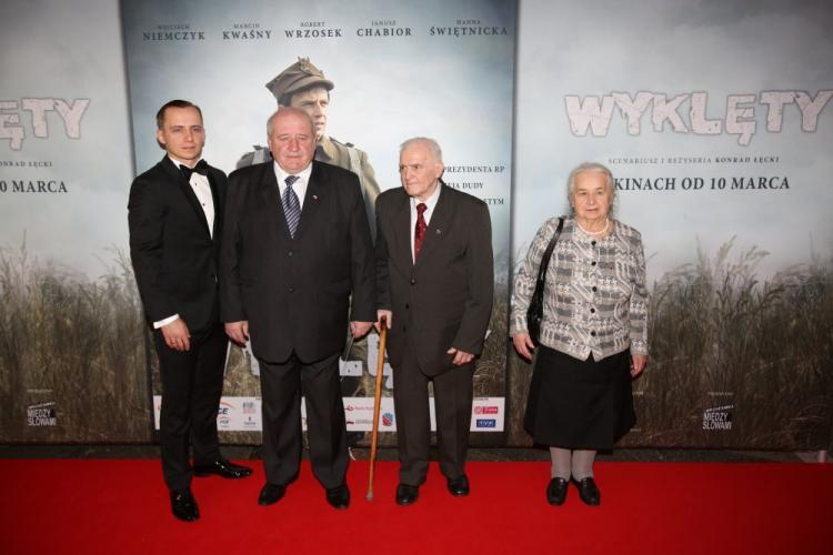 Odtwórca głównej roli Wojciech Niemczyk (L), Marek Franczak syn Józefa Franczaka ps. Lalek (2L) przed premierą filmu "Wyklęty". Fot. PAP/L. Szymański
