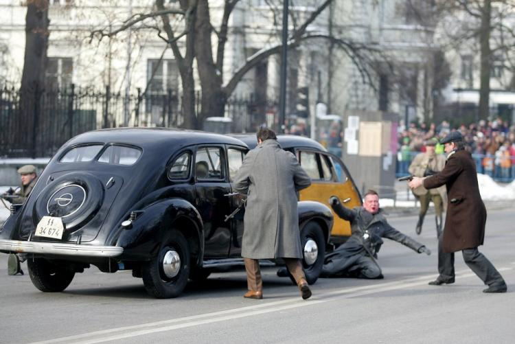 Plenerowa inscenizacja zamachu na Franza Kutscherę. 2009 r. Fot. PAP/B. Zborowski 