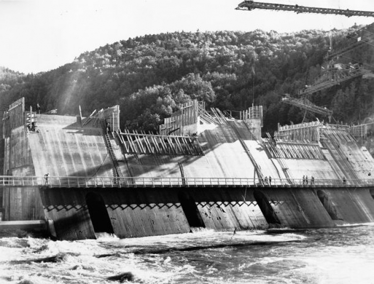 Budowa zapory wodnej w Rożnowie na Dunajcu. 08.1939. Źródło: NAC