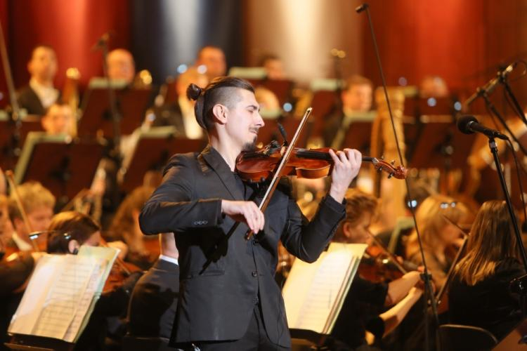 Koncert Adama Bałdycha podczas gali wręczenia Złotych Mikrofonów, najważniejszych nagród Polskiego Radia.  Fot. PAP/L. Szymański  