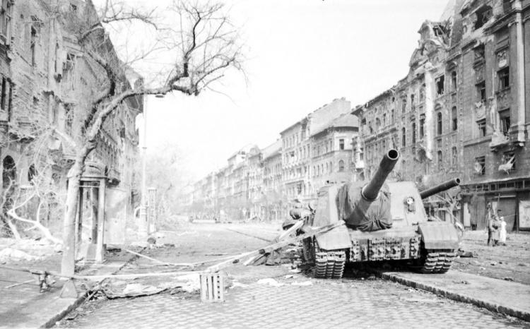 Sowiecki czołg w centrum Budapesztu. XI 1956 r. Fot. PAP/CAF/W. Janik