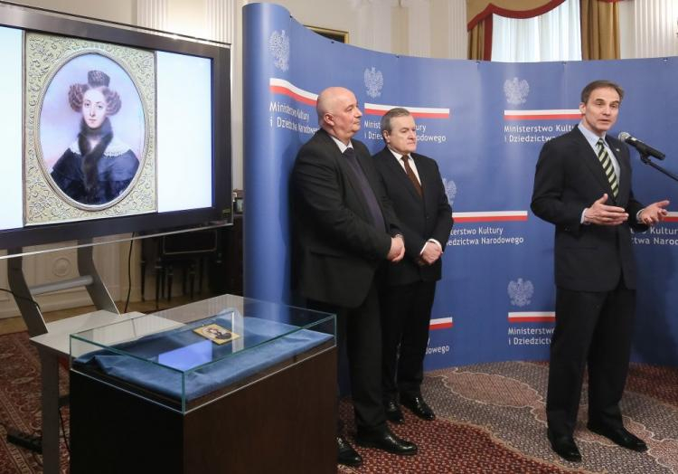 Wicepremier, minister kultury Piotr Gliński (C), ambasador USA w Polsce Paul W. Jones (P) oraz dyrektor Muzeum Narodowego we Wrocławiu Piotr Oszczanowski podczas uroczystości przekazania miniatury Aimee Zoe Lizinki de Mirbel "Portret damy". Fot. PAP/P. Supernak