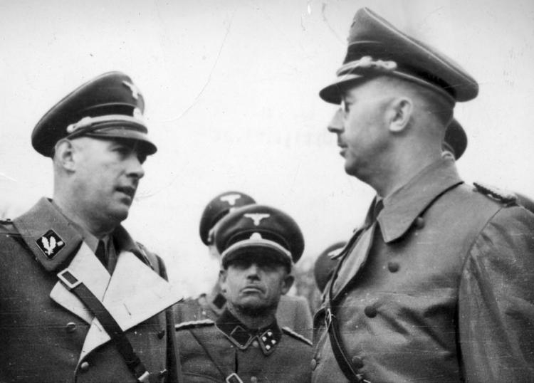 Heinrich Himmler (z prawej) w rozmowie z dowódcą SS i policji dystryktu lubelskiego Otto Globocnikiem. Źródło: NAC