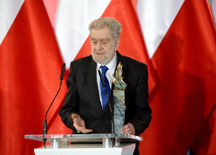 Andrzej Gwiazda z nagrodą im. prezydenta Lecha Kaczyńskiego. Fot. PAP/J. Turczyk