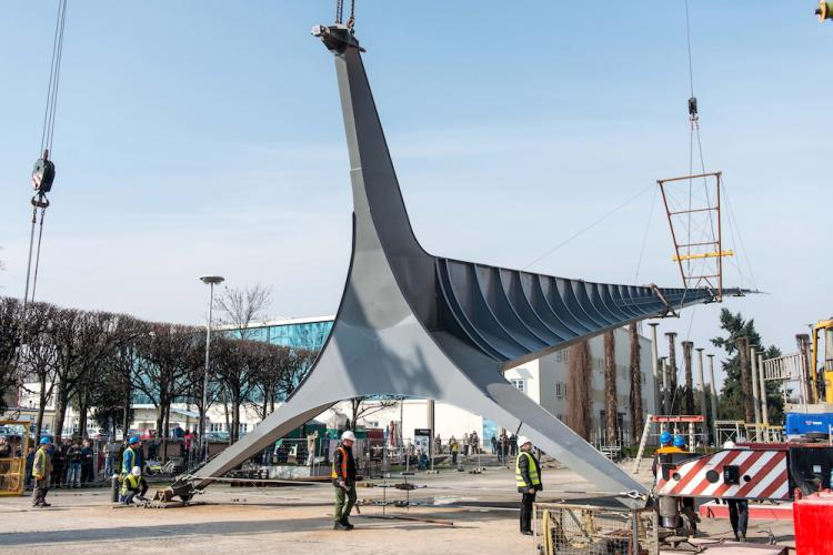 Akcja podnoszenia wrocławskiej iglicy przed Halą Stulecia. Fot. PAP/M. Kulczyński