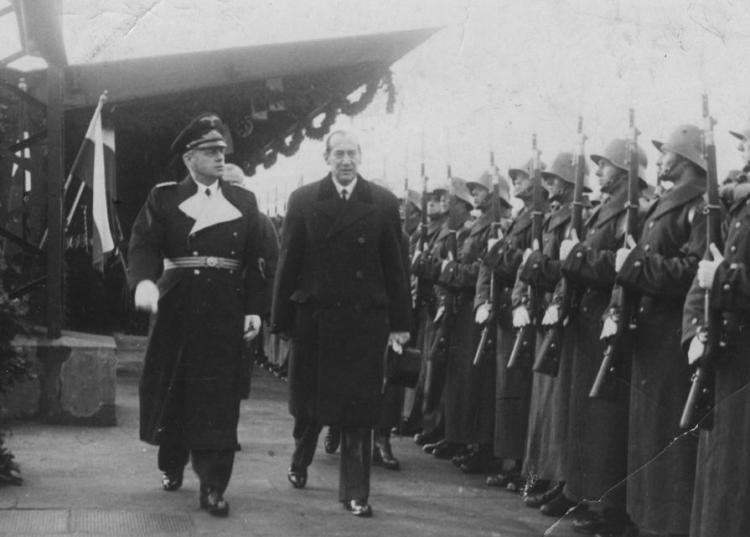 Minister spraw zagranicznych III Rzeszy Joachim von Ribbentrop i szef polskiej dyplomacji Józef Beck na dworcu w Warszawie. 25.01.1939. Źródło: NAC