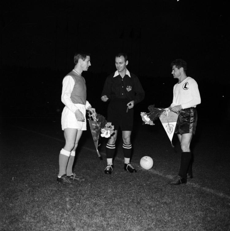 Turniej piłkarski Przeglądu Sportowego - Warszawa maj 1961 r. Mecz Legia - Stade de Reims. Nz. kapitanowie drużyn Raymond "Kopa" Kopaszewski i Lucjan Antoni Brychczy, losują strony boiska. PAP/Z. Matuszewski 