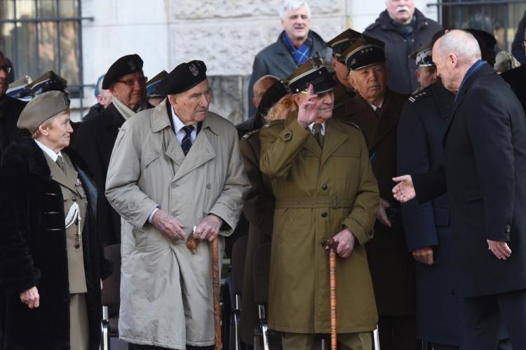 Minister obrony narodowej Antoni Macierewicz i major Wojska Polskiego, żołnierz Armii Krajowej oraz Zrzeszenia Wolność i Niezawisłość mjr Weronika Sebastianowicz ps. Różyczka podczas obchodów Narodowego Dnia Pamięci Żołnierzy Wyklętych w Muzeum Wojska Polskiego w Warszawie. Fot. PAP/R. Pietruszka