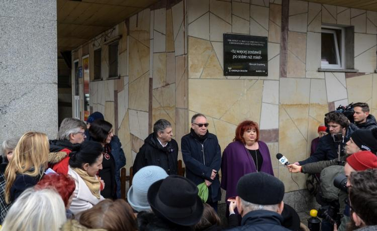  Dyrektor Teatru Żydowskiego Gołda Tencer, wiceprezydent Warszawy Włodzimierz Paszyński (centrum) i rzecznik prasowy Ambasady Izraela Michał Sobelman  podczas uroczystości upamiętniającej 49. rocznicę Marca '68 przed tablicą pamiątkową na Dworcu Gdańskim w Warszawie. Fot. PAP/J. Kamiński