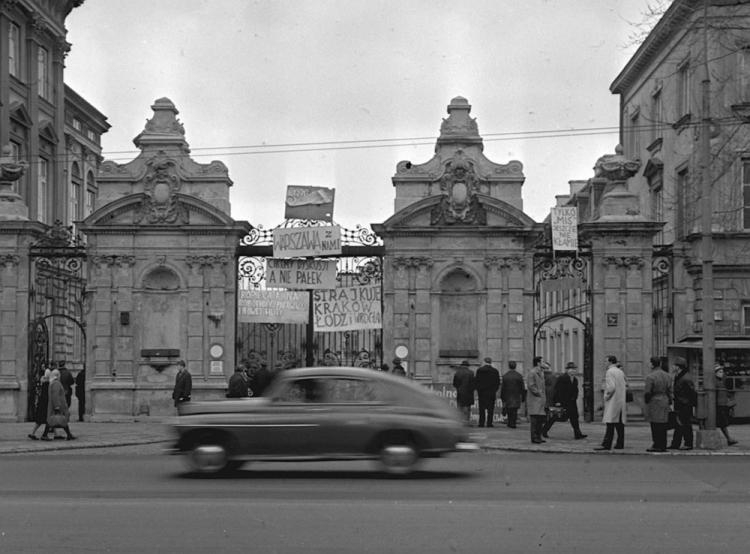 Brama Uniwersytetu Warszawskiego. Marzec '68.  Fot. PAP/CAF/T. Zagoździński