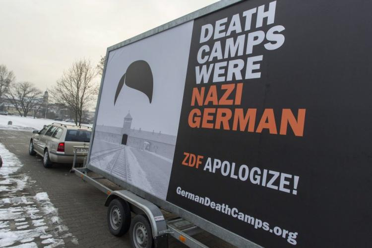 Mobilny, podświetlany billboard z napisem "Death Camps Were Nazi German". Fot. PAP/A. Koźmiński