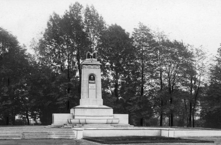 Pomnik Gabriela Narutowicza na placu Blichowym w Bielsku. Lata 1929-1938. Źródło: NAC