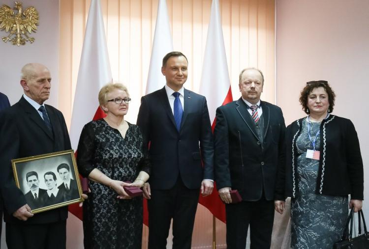 Prezydent Andrzej Duda z bliskimi odznaczonych podczas uroczystości wręczenia odznaczeń rodzinom Żołnierzy Wyklętych. Bieżuń, 20.03.2017. Fot. PAP/P. Supernak 