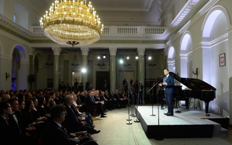 Prezydent Andrzej Duda (P) przemawia przed koncertem zorganizowanym z okazji 80. rocznicy śmierci Karola Szymanowskiego w Pałacu Prezydenckim. Fot. PAP/J. Turczyk