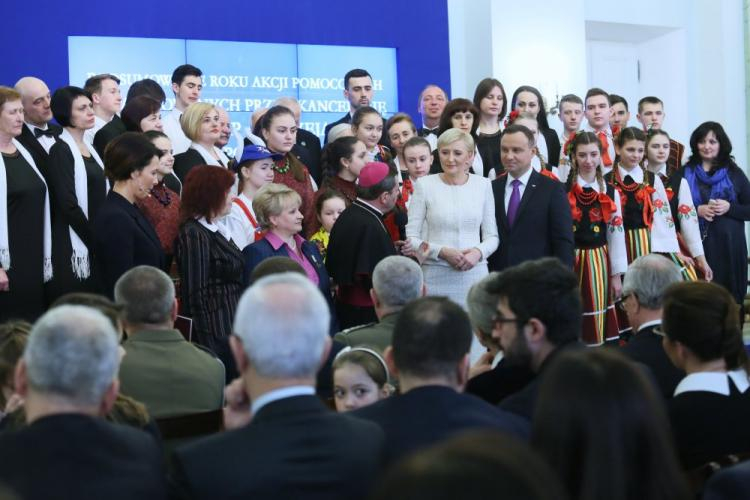 Prezydent Andrzej Duda (C-P) z żoną Agatą Kornhauser-Dudą (C-L) oraz biskup ordynariusz w Kamieńcu Podolskim Leon Dubrawski (obok z lewej) podczas podsumowania akcji pomocy Polakom na Wschodzie. Fot. PAP/L. Szymański