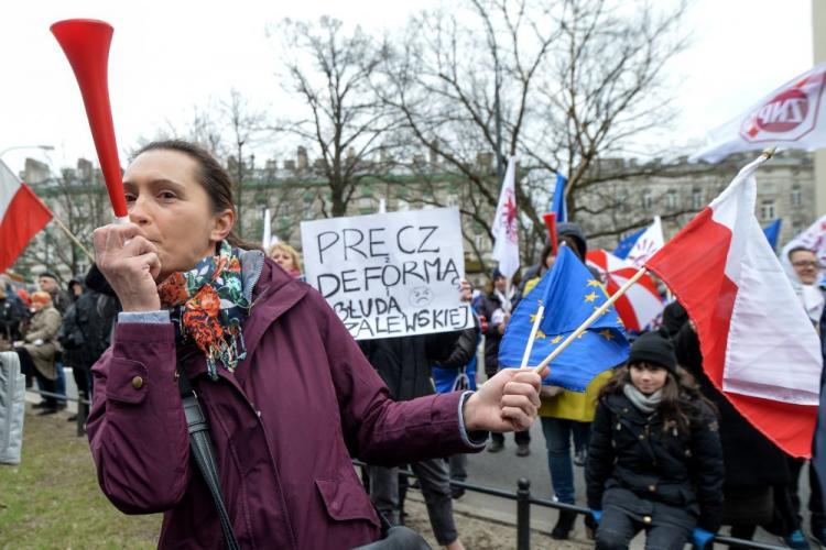 Uczestnicy "Protestu 100 opon", zorganizowanego przez koalicję "NIE dla chaosu w szkole" przed budynkiem MEN w Warszawie. Fot. PAP/M. Obara 
