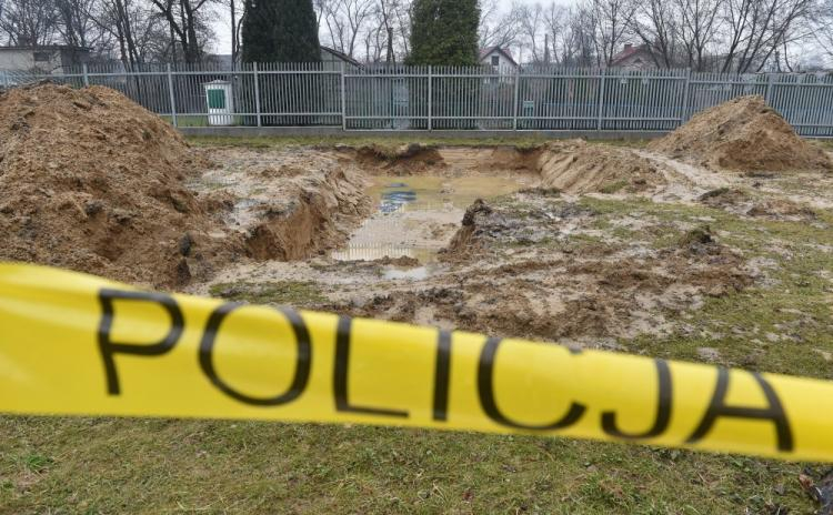 Miejsce znalezienia niezidentyfikowanych szczątków ludzkich w wojskowej części Cmentarza Rakowickiego w Krakowie. 22.03.2017. Fot. PAP/J. Bednarczyk