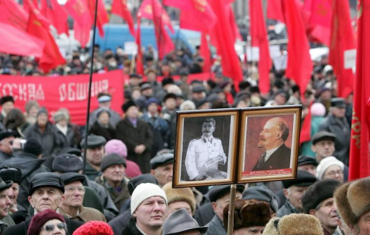 Zwolennicy Komunistycznej Partii podczas pochodu w Kijowie w 89. rocznicę tzw. Wielkiej Socjalistycznej Rewolucji Październikowej 1917 roku. 2006 r. Fot. PAP/EPA
