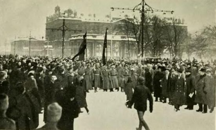 Rewolucja lutowa 1917 r. Demonstracja na Newskim Prospekcie w Piotrogrodzie. Marzec 1917 r. Źródłó: Wikimedia Commons/Stinton Jones 