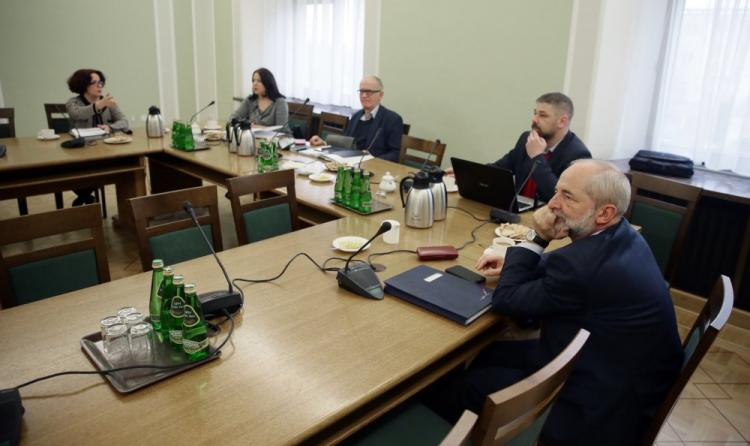 Członkowie Rady Mediów Narodowych: przewodniczący Krzysztof Czabański (C), Elżbieta Kruk (L), Juliusz Braun (P) i Grzegorz Podżorny (2P) i Joanna Lichocka (2L). Fot. PAP/T. Gzell