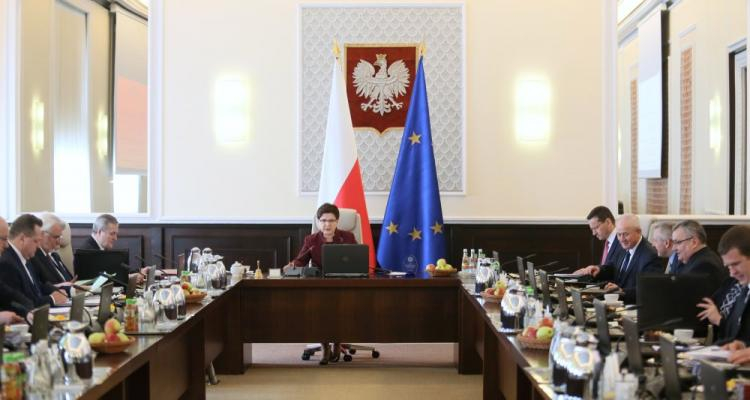 Premier Beata Szydło (C) wśród ministrów przed posiedzeniem rządu w KPRM. Warszawa, 14.03.2017. Fot. PAP/L. Szymański