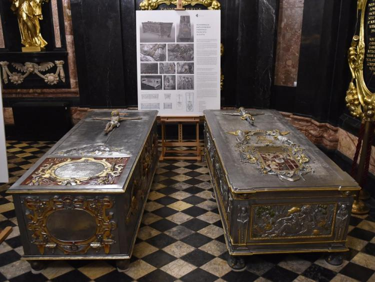 Sarkofagi królowej Anny Jagiellonki (L) i króla Zygmunta Augusta po konserwacji. Fot. PAP/J. Bednarczyk 