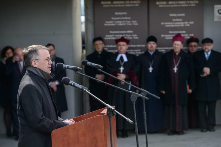 Wiceminister kultury i dziedzictwa narodowego Jarosław Sellin podczas uroczystości upamiętniających 75. rocznicę pierwszych masowych deportacji Żydów do niemieckiego obozu zagłady w Bełżcu. Fot. PAP/W. Pacewicz 