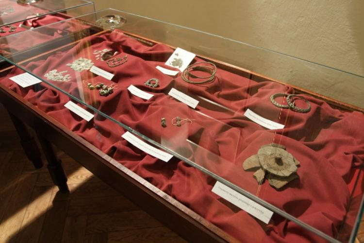 Prezentacja Skarbu spod Susza w Muzeum Warmii i Mazur w Olsztynie. Pochodzący z XI w. gliniany garnek pełen wczesnośredniowiecznych monet i srebrnych ozdób znalazł mieszkaniec Prabut Zbigniew Krysiński. 2011 r. Fot. PAP/A. Starus