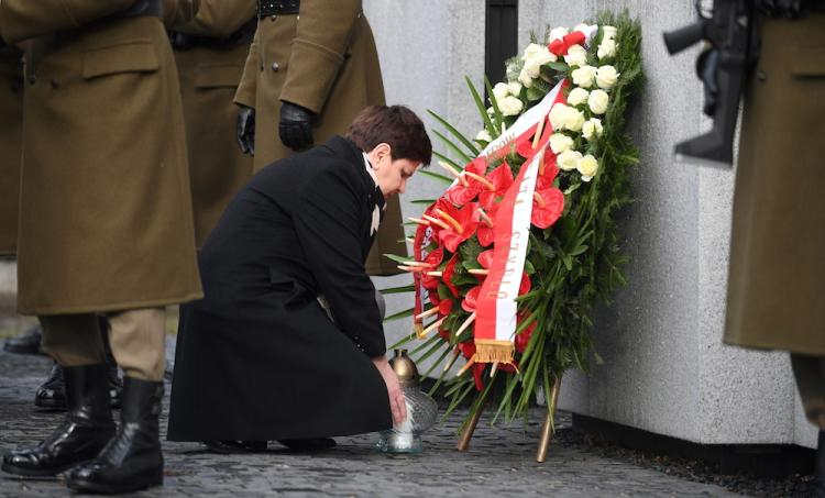 Premier Beata Szydło uczciła pamięć żołnierzy wyklętych, składając wieniec przy Panteonie Żołnierzy Podziemia Niepodległościowego na warszawskim cmentarzu na Powązkach. Fot. PAP/B. Zborowski