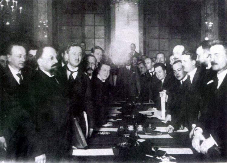 Podpisanie traktatu ryskiego. Ryga, 18.03.1921. Źródło: Wikimedia Commons