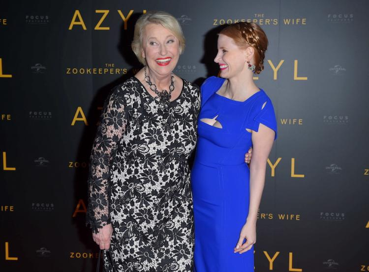 Odtwórczyni roli Antoniny Żabińskiej - Jessica Chastain (P) oraz córka państwa Żabińskich - Teresa Żabińska-Zawadzki (L). Fot. PAP/S. Leszczyński