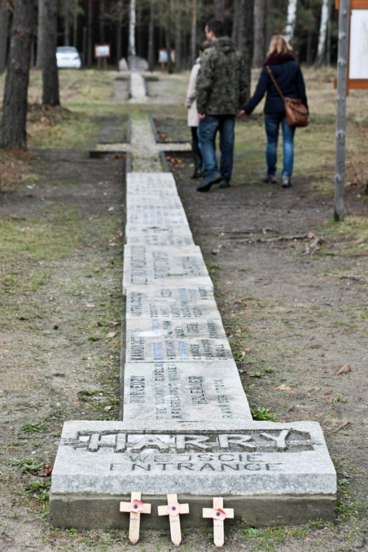 Miejsce którędy biegł tunel "Harry" na terenie obecnego Muzeum Obozów Jenieckich w Żaganiu. Fot. PAP/L. Muszyński 