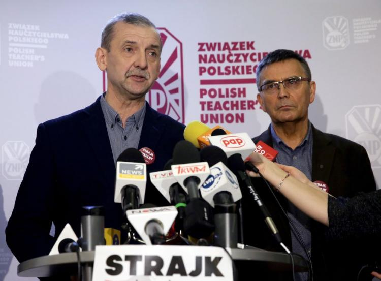 Prezes ZNP Sławomir Broniarz (L) i wiceprezes Krzysztof Baszczyński podczas konferencji prasowej nt. "Strajku szkolnego w piątek, 31 marca 2017 r." w Warszawie. Fot. PAP/T. Gzell 