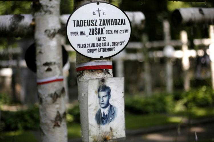 Grób Tadeusza Zawadzkiego „Zośki”. Cmentarz Wojskowy na Powązkach w Warszawie. Fot. PAP/L. Szymański 