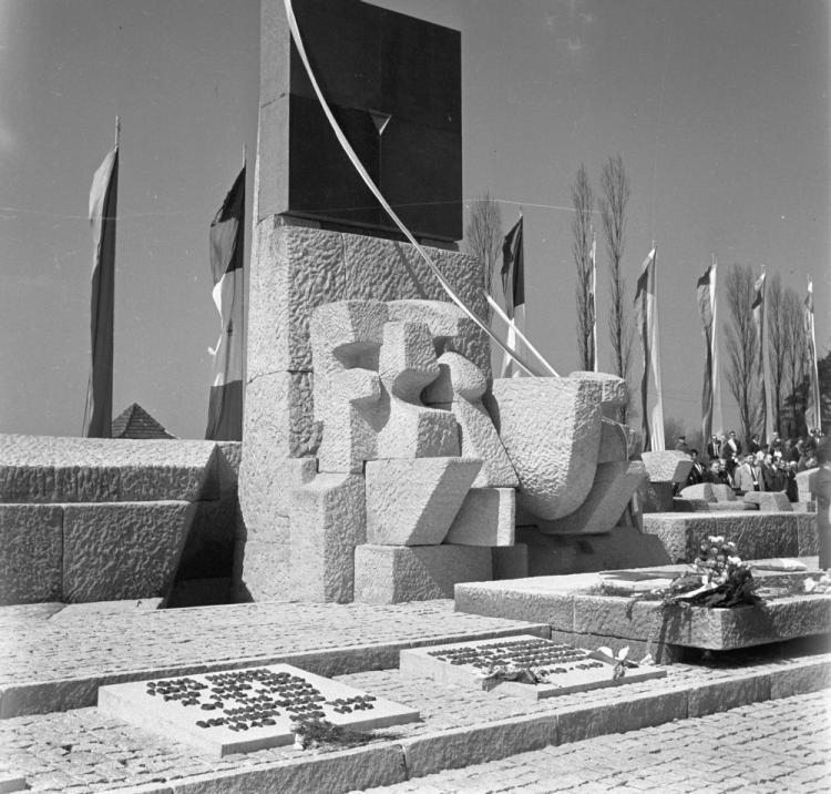 Odsłonięcie Międzynarodowego Pomnika Ofiar Obozu Auschwitz na terenie b. niemieckiego nazistowskiego obozu Auschwitz II-Birkenau. 16.04.1967. Fot. PAP/CAF/Z. Matuszewski