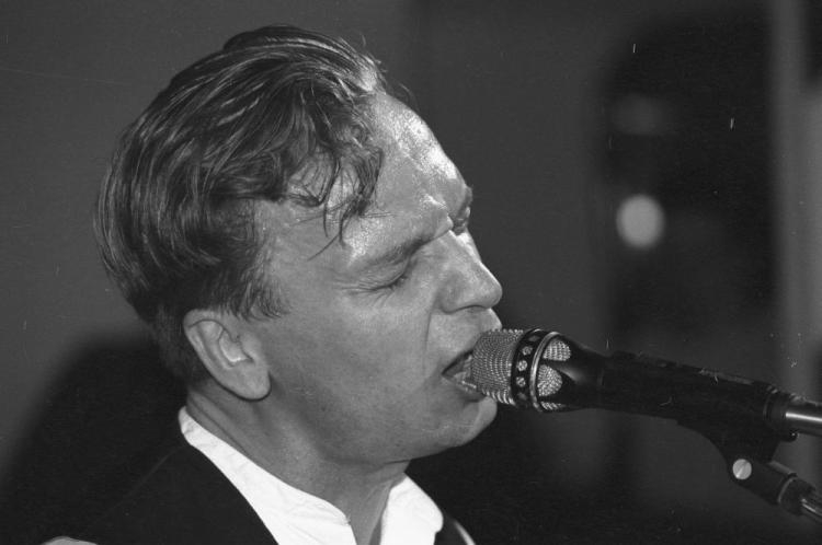 Koncert zespołu Republika w studio Programu III PR. Nz. lider zespołu Grzegorz Ciechowski. Warszawa, 04.1991. Fot. PAP/W. Jabłonowski 