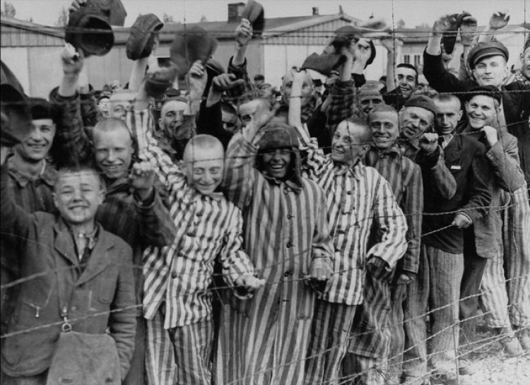 Wyzwoleni przez wojska amerykańskie więźniowie KL Dachau. 29.04.1945. Źródło: Wikimedia Commons/United States Holocaust Memorial Museum