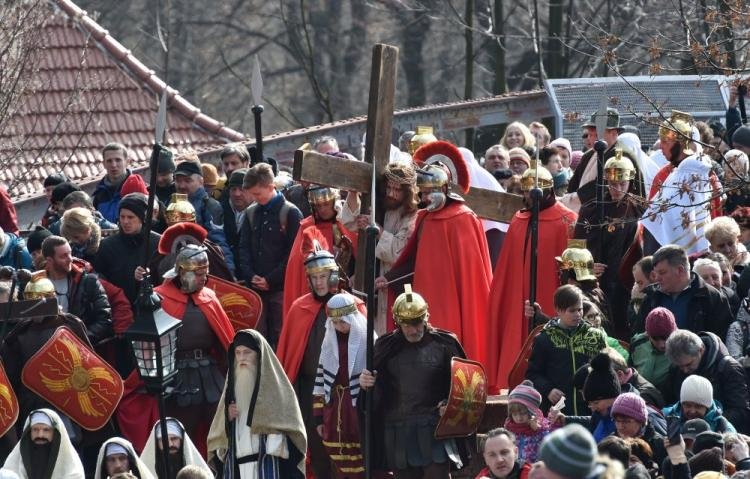 Droga krzyżowa w Wielki Piątek w Kalwarii Zebrzydowskiej. Fot. PAP/J. Bednarczyk