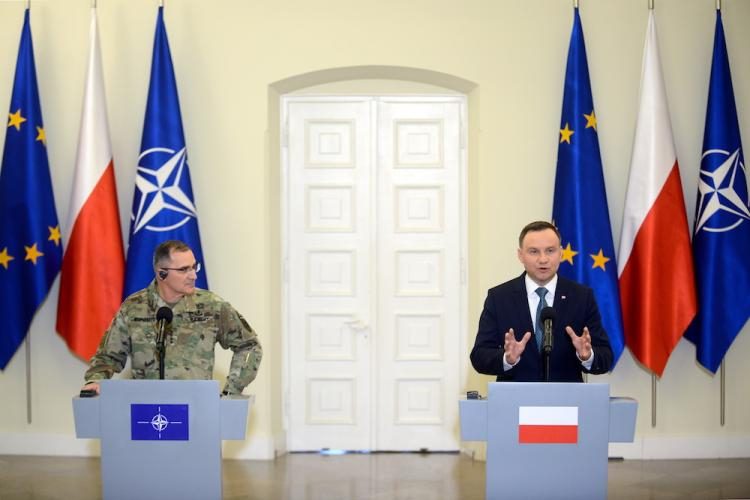 Zwierzchnik sił zbrojnych, prezydent Andrzej Duda (P) oraz naczelny dowódca sił NATO w Europie gen. Curtis M. Scaparrotti (L) podczas spotkania w Pałacu Prezydenckim w Warszawie. Fot. PAP/J. Kamiński