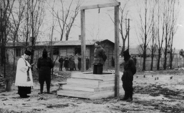 Na terenie b. niemieckiego obozu koncentracyjnego Auschwitz-Birkenau wykonano wyrok śmierci przez powieszenie na komendancie obozu Rudolfie Hoessie. Ostatniej posługi udzielił skazanemu salezjanin z Oświęcimia, ks. Tadeusz Zaremba. 16.04.1947. Fot. PAP/S. Dąbrowiecki 