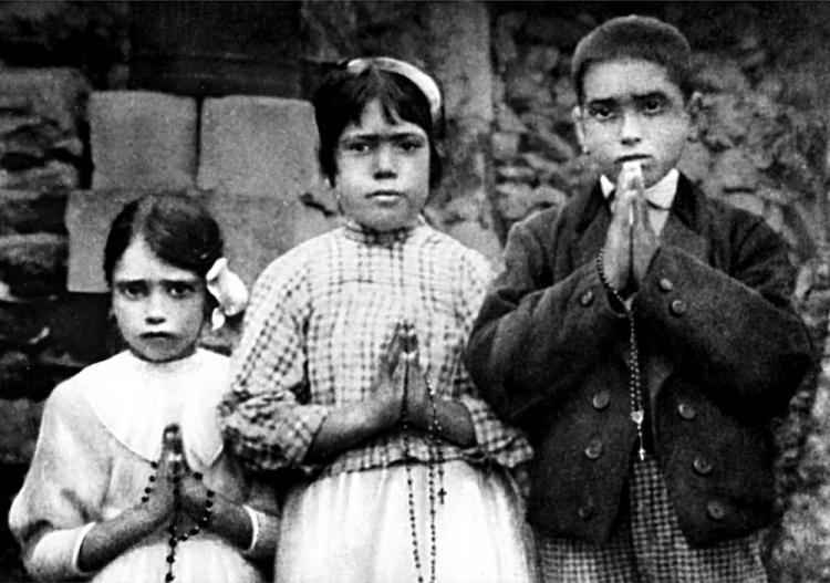 Trójka portugalskich pastuszków z Fatimy, którym sześciokrotnie ukazała się Matka Boska: Łucja (C) oraz jej kuzyni Franciszek (P) i Hiacynta (L). Fot. PAP/EPA